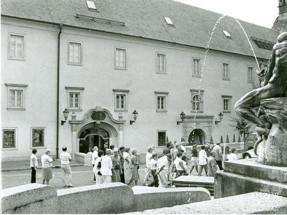 Jezuitski trg 1980-ih godina